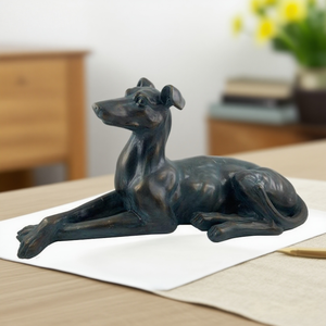Estatua de Galgo Antiguo de Resina Bronceada, Figura de Perro Whippet Acostado para Decoración de Jardín, Césped, Hogar, Sala de Estar y Escritorio - Product Image 3