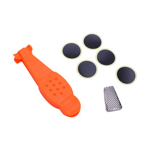 Palanca de neumáticos de bicicleta Yueli, de nailon, con forma de pez, con kit de parches para reparación de neumáticos de bicicleta. - Product Image 1