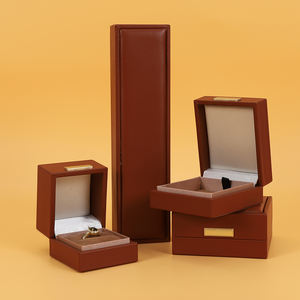 Boîte à bijoux carrée en velours, personnalisable avec logo, pour collier et bracelet, boîte à bagues en cuir marron sécurisée, vente en gros par l'usine SIFOO. - Product Image 3