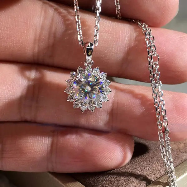 Neue Heiße Trend Glänzende Blume Anhänger Halskette Charme Silber Farbe Kette Schönheit Hochzeit Schmuck Halskette Für Frauen