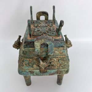 상주 왕조 스타일 복잡한 타오 티 마스크 모티브가있는 청동 의식 용기 스퀘어 딩 - Product Image 3