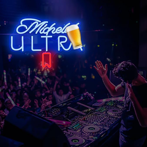 Ensemble de 6 verres à bière <span class=keywords><strong>Pilsner</strong></span> en cristal transparent de 16 oz avec enseigne au néon LED pour la publicité dans les bars et pubs à domicile avec contrôle par application Bluetooth - Product Image 4