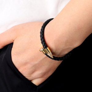 Bracelet en acier inoxydable plaqué or bleu de luxe personnalisé pour hommes, avec cuir véritable tressé et incrustation de zircon CNC - Product Image 4