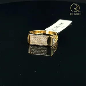 Bague en or pour homme avec grappe de diamants rectangulaires, large bande, design audacieux et luxueux, bijou élégant et tendance pour la mode moderne. - Product Image 1