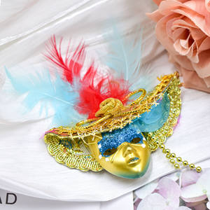 鮮やかな羽根が付いたカラフルなプラスチックマスクは、お祭りや仮装パーティーに最適です。 - Product Image 6