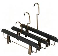 Cintres de luxe personnalisés en bois pour hôtel, à épaules larges, avec logo personnalisé, en hêtre, avec barre de suspension en bois de lotus pour costumes