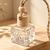 Bouteille diffuseur de parfum vide en verre transparent de 8 ml en forme de cube, à suspendre pour voiture, avec bouchon en bois, pour huiles essentielles - Vente en gros