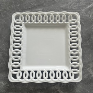 Assiettes de présentation plates en céramique blanches européennes de 6/8/10/12 pouces avec bord ajouré pour événements et mariages - Product Image 3