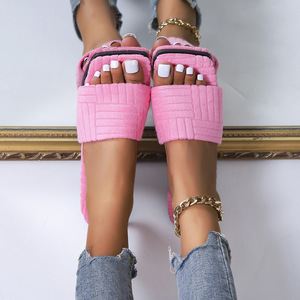 Nuevas Sandalias Cuadradas Cálidas de Talla Grande, Antideslizantes para Interiores y Exteriores, Pantuflas de Algodón con Relieve y Forro de Felpa para el Hogar - Product Image 5