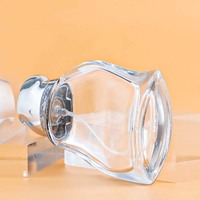 Flacon de parfum en verre transparent de 50 ml, forme incurvée unique, bouchon chromé argenté, rechargeable