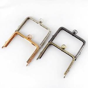 Deepeel BS213 11cm bricolage accessoires de <span class=keywords><strong>couture</strong></span> femmes portefeuille en relief alliage carré sac à main cadre baiser fermoir sac cadre sac à main poignées - Product Image 1