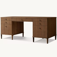 Bureau de direction élégant et moderne en chêne clair cannelé à 7 tiroirs avec poignées en laiton et pieds coniques pour bureau à domicile, personnalisable OEM