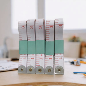 ตลับเมตรแบบม้วนเก็บอัตโนมัติ 1.5 ม. แบบสองด้าน หน่วยเป็นนิ้ว สำหรับงานเย็บผ้าและตัดเย็บเสื้อผ้า - Product Image 4