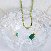 Collier pendentif minimaliste en acier titane plaqué or 18 carats avec cristal émeraude vert, résistant au ternissement et à l'eau, pour femmes