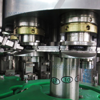 Machine de remplissage et de bouchage isobare 3-en-1 entièrement automatique pour bouteilles en verre, avec capsuleuse à couronne PLC pour bière, soda et eau pétillante