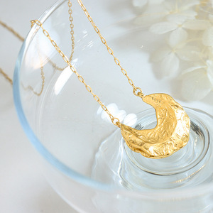 <span class=keywords><strong>Collier</strong></span> ras de cou Joolim Jewelry en or 18 carats plaqué or, avec pendentif en forme de <span class=keywords><strong>C</strong></span>, bande épaisse martelée irrégulière - Product Image 4