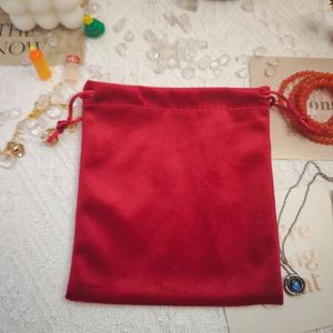 Pochette de luxe en velours rouge ultra doux pour bijoux, sac cadeau personnalisé en velours avec cordon de serrage anti-poussière - Product Image 5