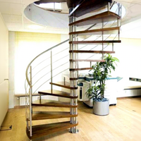 Escalier en colimaçon en bois moderne et durable pour appartement, intérieur