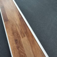 Revêtement de sol SPC imperméable laqué UV et système à clic en vinyle PVC, design rustique antidérapant pour usage intérieur dans les écoles et les bureaux