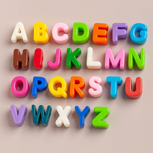 Breloques en acrylique simples de 17*21 mm, colorées, avec 26 lettres initiales creuses, pour la fabrication de bijoux DIY - Product Image 1