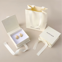 Petite boîte à bijoux en velours rose avec fermeture magnétique, design coulissant, finition laminée mate, recyclable