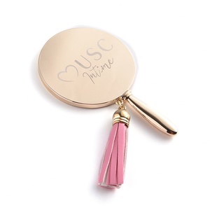 Miroir de poche rond doré gravé au laser avec pompon, marque privée - Product Image 5