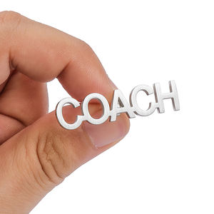 中国工場卸売価格 ステンレススチール製 COACHレターブローチ シンプル ファッションピンアクセサリー スーツ用ブローチ - Product Image 5