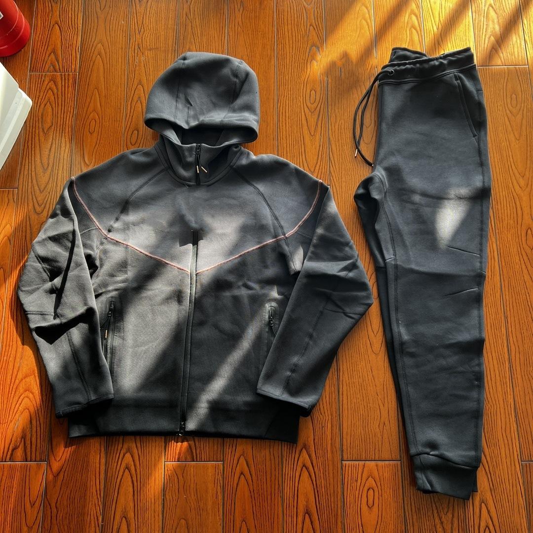 ชุดสูทสีเทาเข้มสะกดสีดำ