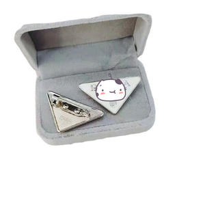 Broche en forme de <span class=keywords><strong>triangle</strong></span> inversé P-<span class=keywords><strong>666</strong></span>, en alliage, personnalisable pour vêtements, col, costume, bagages - Unisexe - Product Image 5
