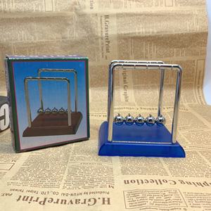 Berceau <span class=keywords><strong>de</strong></span> <span class=keywords><strong>Newton</strong></span> amusant avec cadre métallique et base en plastique plaqué pour enfants et adultes - Jouet relaxant et décoration d'intérieur - Product Image 6