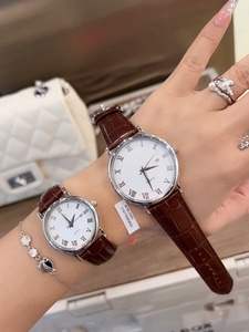 Ensemble de montres à quartz pour couple, bracelet en cuir marron, cadran blanc avec chiffres romains et affichage de la date, Omegaes - Product Image 4