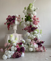 Susunan Bunga Hydrangea Cantik di Atas Lengkungan, Bunga Hydrangea Sutra Warna Pink Lembut dan Putih, Bola Bunga sebagai Centerpiece, Latar Belakang Pernikahan, Dekorasi Bunga