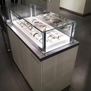 Mostrador de Exhibición de Isla con Vidrio Curvo y Acabado en Madera Oscura, Vitrina de Joyería de Lujo con Retroiluminación LED, Mobiliario Modular para Tiendas Minoristas - Product Image 3