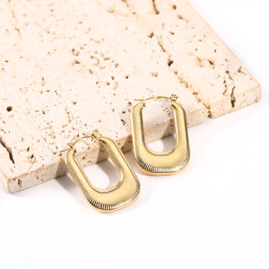 Pendientes de anillo de oreja grande con temperamento de personalidad de oro de 18 quilates de acero inoxidable Retro de estilo de Hong Kong, pendientes rectangulares ligeros de lujo - Product Image 1