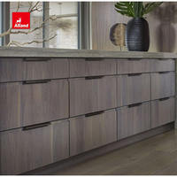 Meubles de cuisine Alland Luxury Villa en bois de noyer noir, panneaux en dalle teintée, poignées modernes, armoires de cuisine avec îlot central