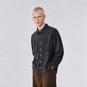 Camisa de hombre negra de manga larga con botones, doble cremallera en los bolsillos del pecho, cuello vuelto, popelina elástica, estilo casual, venta al por mayor y personalizada. - Product Image 5