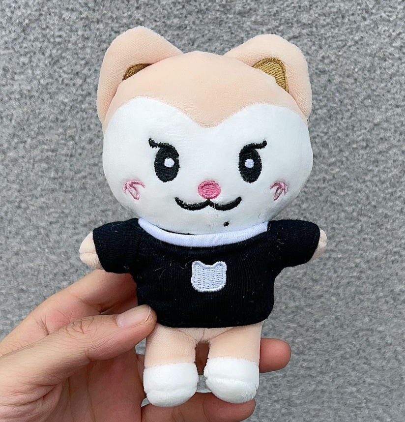 Bambola gialla in bianco e nero