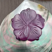 Pendentif Fleur de Plumeria Sculpté à la Main en Nacre Naturelle 46mm, Peinture Violette, Breloques Élégantes en Coquillage pour Bijoux DIY (Terre Ferme)