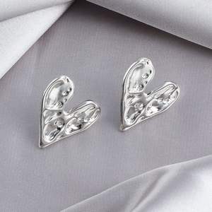 Boucles d'oreilles coeur martelé Boucles d'oreilles en métal en forme d'amour punk chic pour filles - Product Image 5