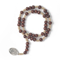 Chapelet catholique en perles de bois avec médaille de Saint Michel Archange, cordon et caractéristiques religieuses