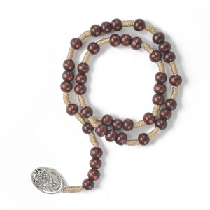 Chapelet catholique en perles de bois avec médaille de Saint Michel Archange, cordon et caractéristiques religieuses - Product Image 2
