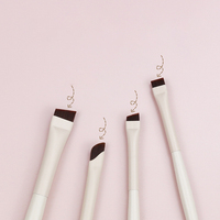 Pinceau de maquillage pour eye-liner et sourcils, à poils végétaliens, manche en bois, ultra fin, incliné, plat, à angle fin, beige, pour commande en gros et en lots mixtes, prêt à expédier (RTS)