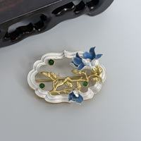 Broche en jade pour femme du Nouvel An chinois, broche bicolore plaquée or avec fleur émaillée bleue, idéale pour les fiançailles, les fêtes ou comme cadeau de mariage