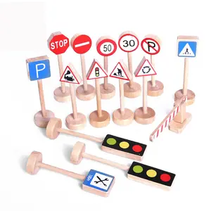 Planejar brinquedos de madeira, 15 peças conjunto de sinais de tráfego e luzes feitas de madeira de borracha e pinturas não tóxicas e dyes