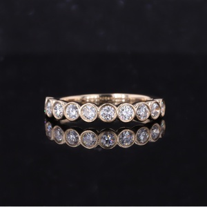 Bague demi-éternité en or jaune 14 carats avec diamant de laboratoire de 0,1 ct taille brillant rond serti clos, alliance de mariage - Product Image 1