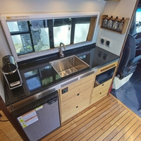 Aménagement de camping-car de luxe pour Sprinter : Cuisine en bambou, lit fixe, sièges pivotants, plancher en teck – Ensemble complet du fabricant