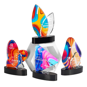 Trophée de la Coupe de la Ligue des Champions de style nouveau et coloré pour la remise des diplômes - Product Image 1