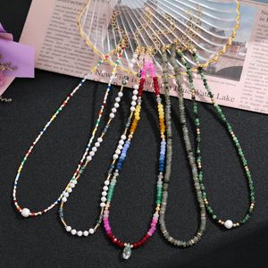 Collar de cuentas de piedra natural, cadena corta de perlas de agua dulce redondas y coloridas, joyería de moda de estilo bohemio - Product Image 1