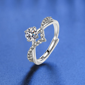 Raffinato <span class=keywords><strong>Anello</strong></span> Moissanite Infinity Twist con Corona a V, Fascia Regolabile in Argento Sterling per Gioielleria Femminile - Product Image 1