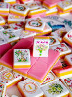Jeu de tuiles de mahjong américain rose floral pour jardinage, 160 pièces en acrylique, gravées de papillons roses, avec tapis offert